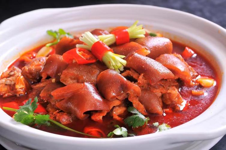 餐饮管理;酒店管理;农产品配送;集中式餐饮具消毒服务;预包装食品